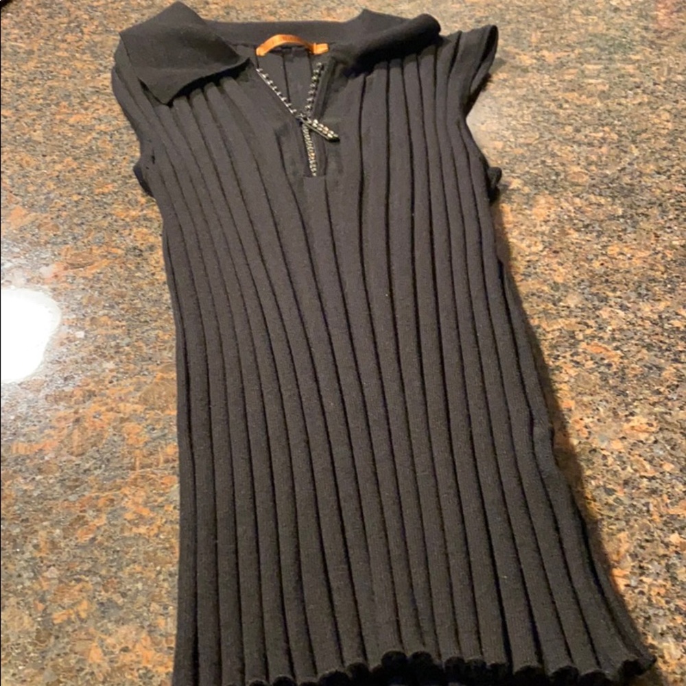 Women’s sleeveless collared sweater